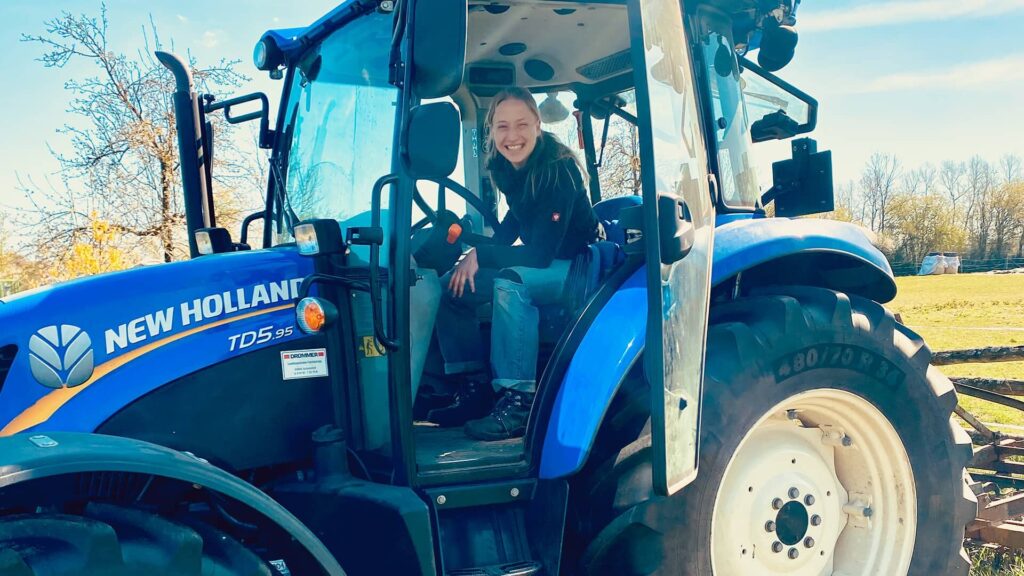 Eine Frau sitzt auf einem Trecker