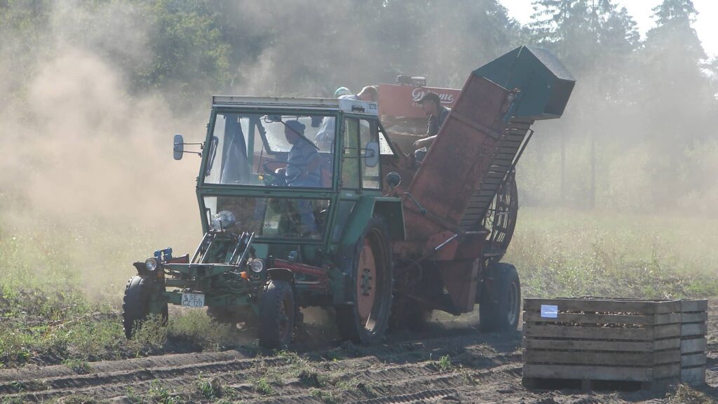 Ein Trecker bei der Kartoffelernte