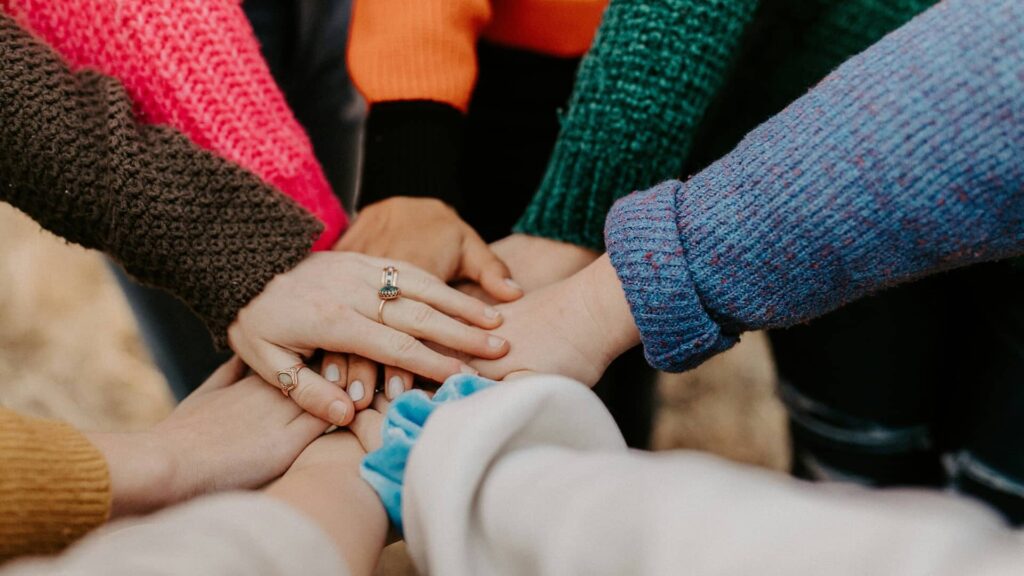 Hände die einen Kreis bilden