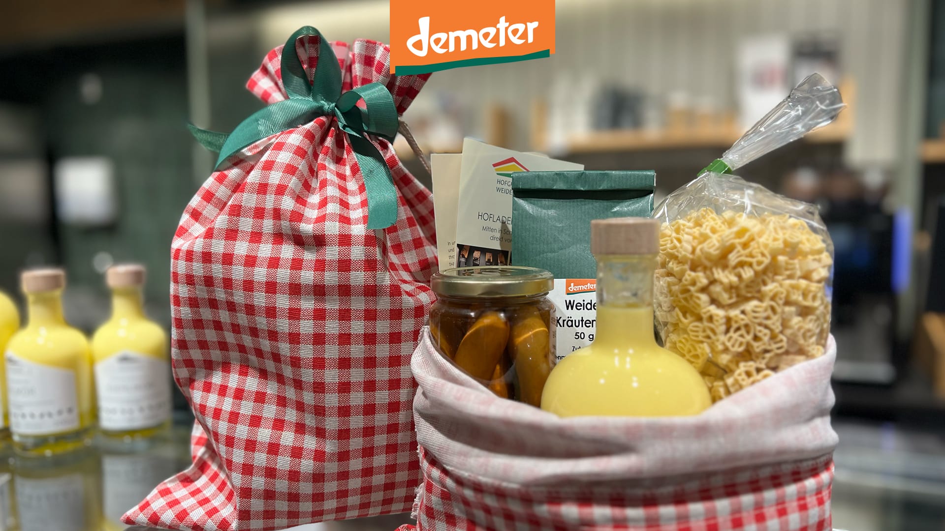 Geschenkbeutel mit Demeterwaren gef&uuml;llt