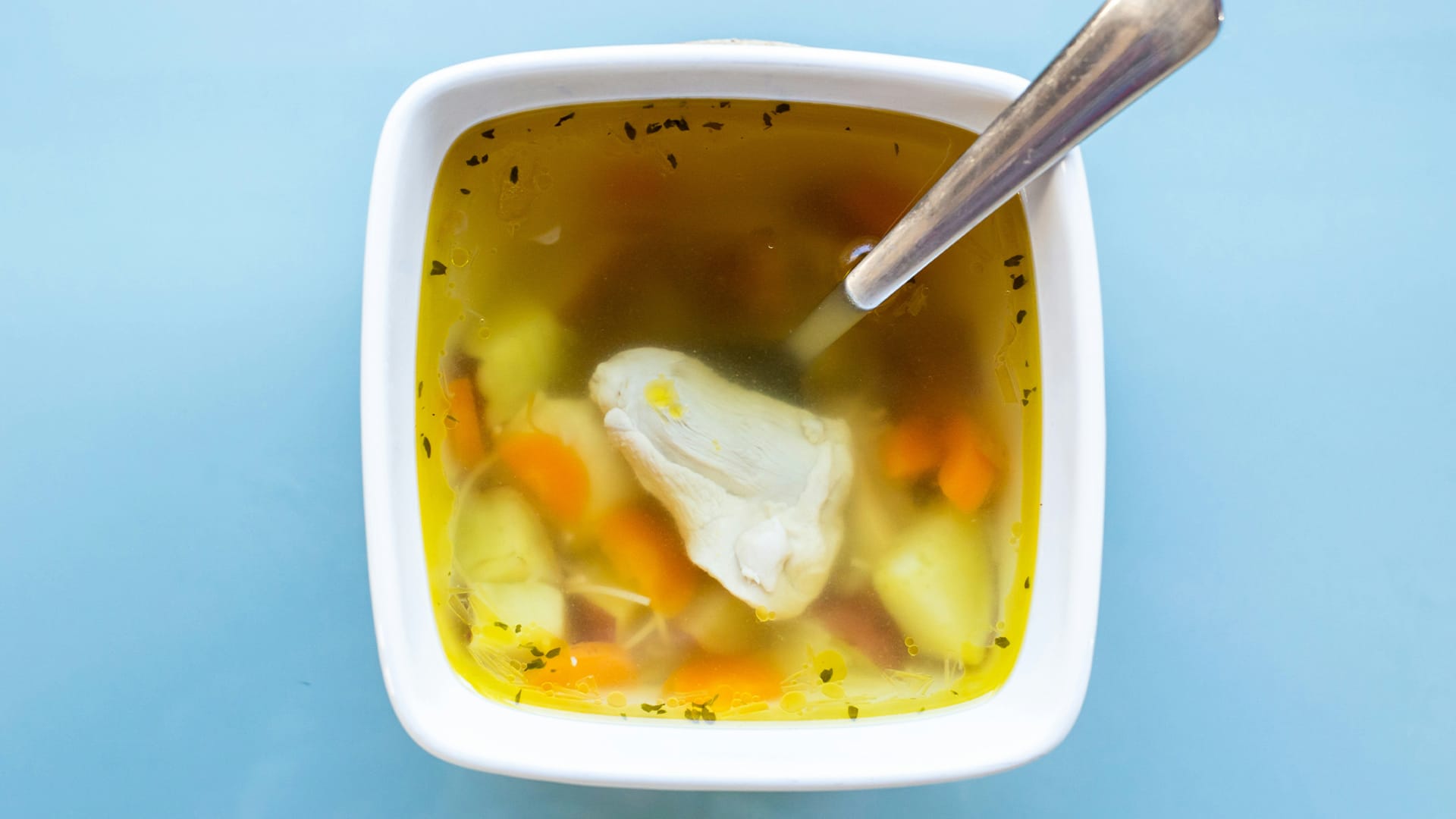 Eine Schale mit H&uuml;hnersuppe